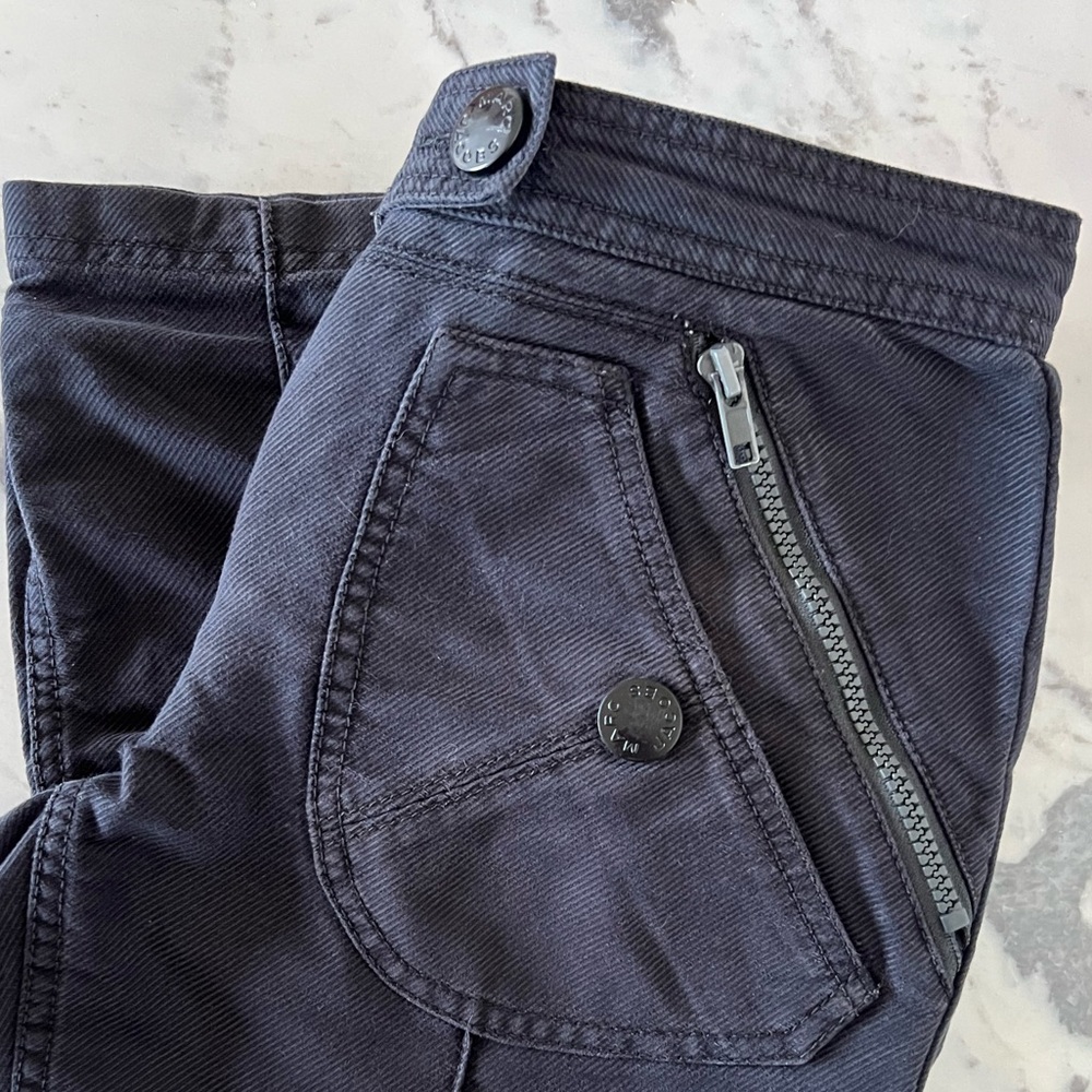 Cute capris in good condition with classic Marc Jacob zipper & snap details.